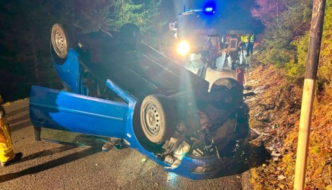 Nach dem Überschlag landete das Auto auf dem Dach.