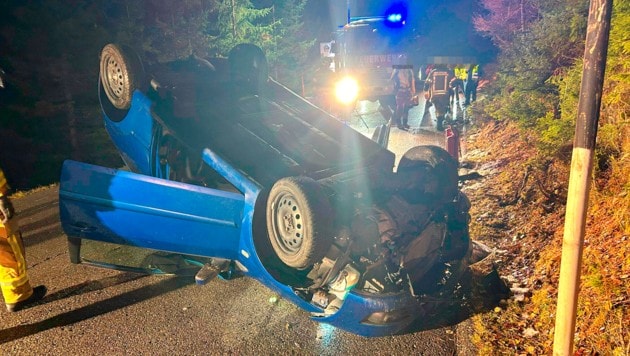 Nach dem Überschlag landete das Auto auf dem Dach.