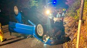 Nach dem Überschlag landete das Auto auf dem Dach.