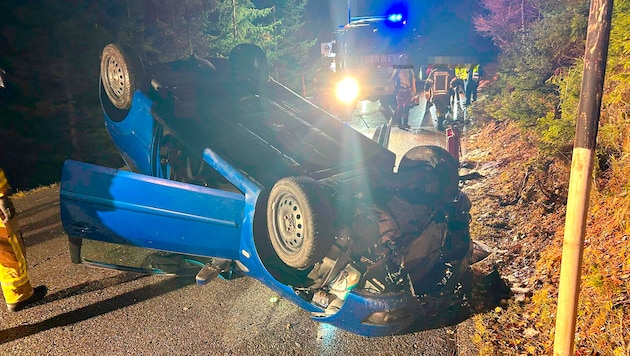 Nach dem Überschlag landete das Auto auf dem Dach.