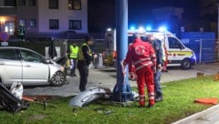 Das Auto war gegen einen Preisanzeiger einer Tankstelle geprallt.