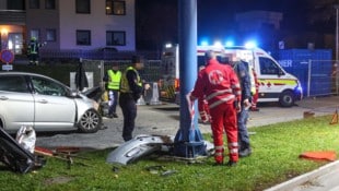 Das Auto war gegen einen Preisanzeiger einer Tankstelle geprallt.