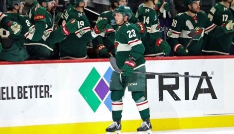 Marco Rossi lässt sich von seinen Teamkollegen feiern.