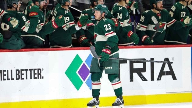 Marco Rossi lässt sich von seinen Teamkollegen feiern.