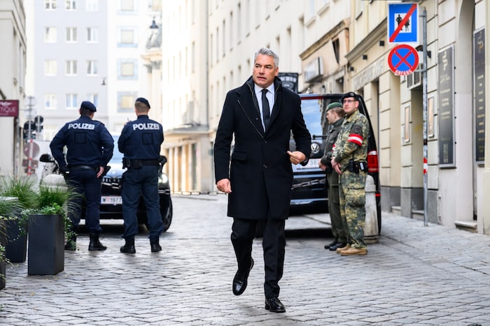 Karl Nehammer auf dem Weg zur Kranzniederlegung