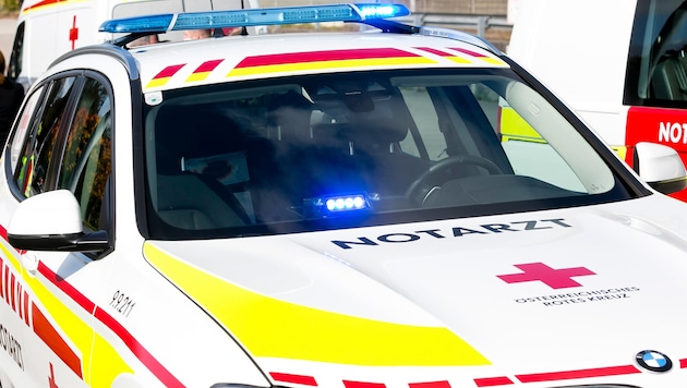 Der verletzte Lkw-Fahrer musste ins Spital gebracht werden.