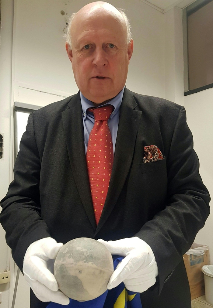 Stefaan Missinne mit einem Globus aus zwei Straußenei-Hälften von Leonardo da Vinci