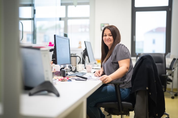 Mitarbeitende der Klinik freuen sich über die modernen Arbeitsplätze.