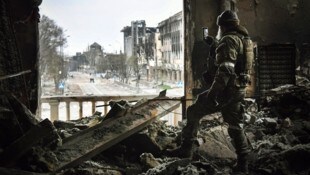 Ein russischer Soldat hält die Zerstörung des Theaters mit einem Handy fest. (Archivbild)