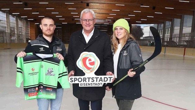 Bürgermeister Thomas Steiner (M.) mit Andreas Wagner und Tatjana Cepnik von den Raptors: ...