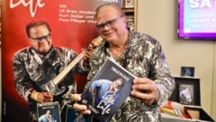 „Live is Life“-Komponist Ewald Pfleger präsentiert sein neues Buch.