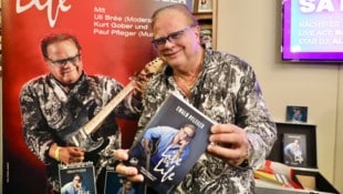„Live is Life“-Komponist Ewald Pfleger präsentiert sein neues Buch.