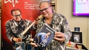 „Live is Life“-Komponist Ewald Pfleger präsentiert sein neues Buch.
