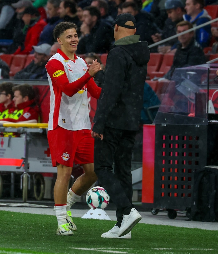 Klatschte mit Trainer Thomas Letsch ab: der starke Clement Bischoff.