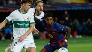 Torschütze Marcus Rushford im Duell mit David Affengruber. 