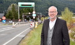 ÖVP-Ortschef Manfred Sampl an der Mautstelle