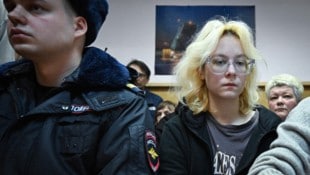 Diana Loginowa (re.) in St. Petersburg vor Gericht