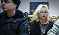 Diana Loginowa (re.) in St. Petersburg vor Gericht