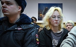 Diana Loginowa (re.) in St. Petersburg vor Gericht