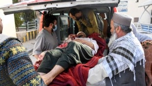 Ein Afghane wird nach dem schweren Erdbeben in ein Krankenhaus gebracht.