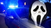 Mit einer solchen Scream-Maske war einer der Täter vermummt. Eine Fahndung verlief erfolglos ...