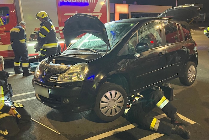Die Feuerwehr musste Teile des Fahrzeugs entfernen, um die kleine Katze zu retten.