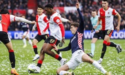 Givairo Read (Mitte) zeigt bei Feyenoord groß auf.