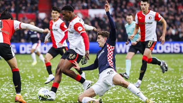 Givairo Read (Mitte) zeigt bei Feyenoord groß auf.
