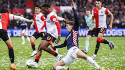 Givairo Read (Mitte) zeigt bei Feyenoord groß auf.