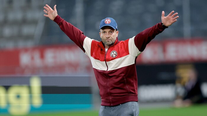 Die Hände waren bei Trainer Ferdinand Feldhofer zum Jubeln oben.