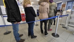 Ende Oktober waren rund 388.000 Personen beim Arbeitsmarktservice (AMS) arbeitslos oder in ...