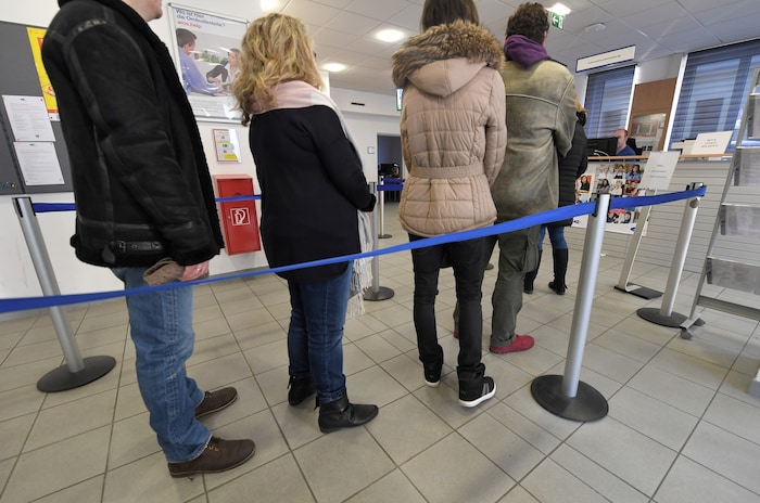 Ende Oktober waren rund 388.000 Personen beim Arbeitsmarktservice (AMS) arbeitslos oder in ...