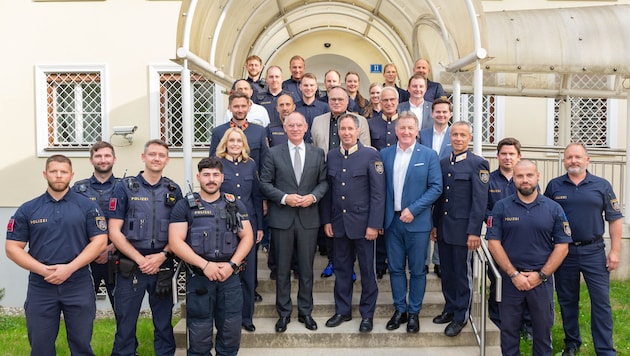 Innenminister Gerhard Karner mit der Kollegenschaft der Polizeiinspektion Wolfsberg