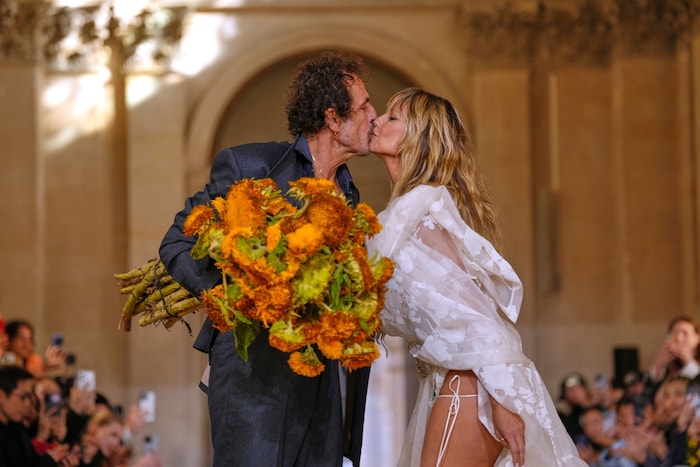 Der Look von Vivienne Westwood war das wohl heißeste Brautkleid der Pariser Fashion Week.