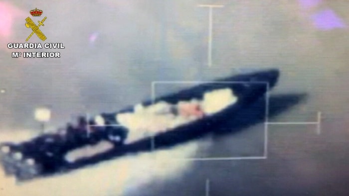 Kriminelle nutzen Schnellboote auch für Drogenschmuggel im Mittelmeer – für Schlepper stellt ...