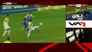 Ganz heikle Situation beim Duell von FC Blau-Weiß Linz und LASK