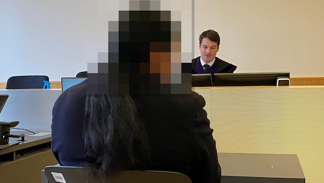 Die Angeklagte hat mit der Polizei so ihre Schwierigkeiten.