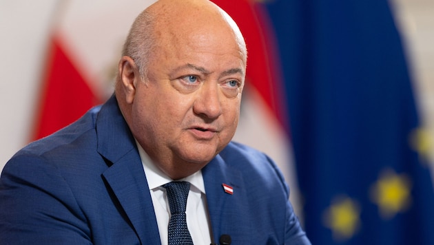 Der 65-Jährige muss sich noch eine Zeit lang schonen