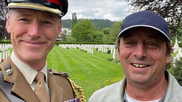 Der Commonwealth-Gärtner Albert Sifrar mit Verteidigungs-Attaché Ewan Harris