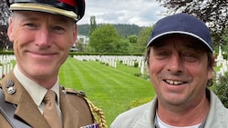 Der Commonwealth-Gärtner Albert Sifrar mit Verteidigungs-Attaché Ewan Harris