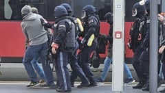 Der Lette wurde noch im Zug festgenommen.