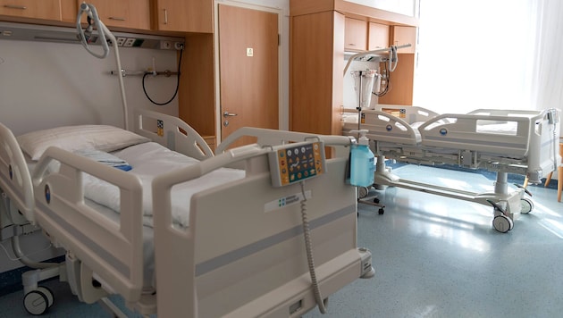 Bild mit Seltenheitswert: leere Spitalsbetten in den überfüllten heimischen Krankenhäusern. ...