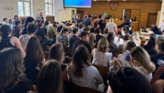 Viele Prozesse sind gut besucht und lösen Emotionen aus. Der OGH beschäftigt sich damit, ...