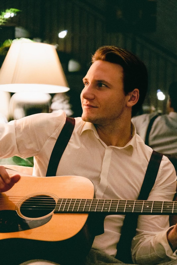 Neben dem Platz beschäftigt sich der 24-Jährige mit Musik, produziert selbst oder spielt mit der ...