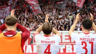 Die „4“ mit der Aufschrift „Strauss“ geht bei Jahn Regensburg in diesem Sommer weg wie warme ...