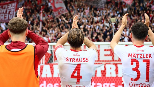 Die „4“ mit der Aufschrift „Strauss“ geht bei Jahn Regensburg in diesem Sommer weg wie warme ...