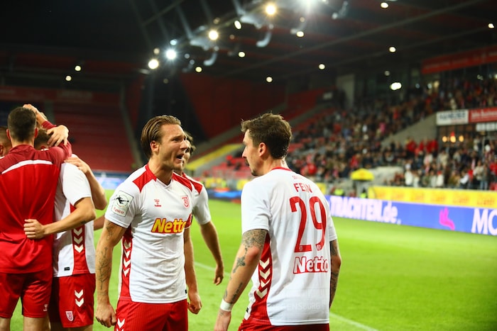 Strauss (li.) geht als Regensburg-Kapitän voran.