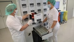 Mag. Thomas Schweiger (li.), KH Barmherzige Schwestern, kontrolliert den Automaten.