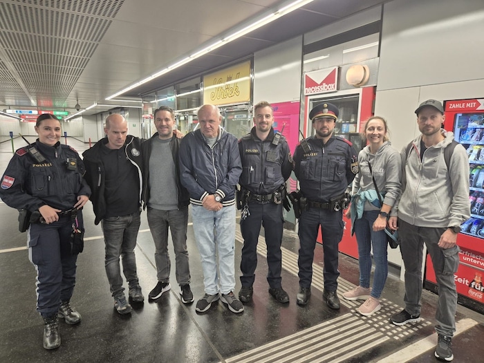 Endlich: Nach fast 20 Stunden konnten Markus (2. von links) und Andreas (4. von links) von ...