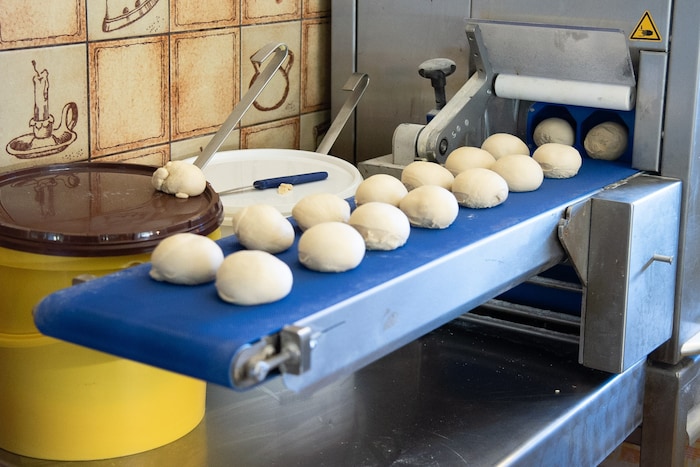 Die Krapfen werden zwar maschinell geformt, jedoch wird jeder einzelne händisch nachbearbeitet, ...